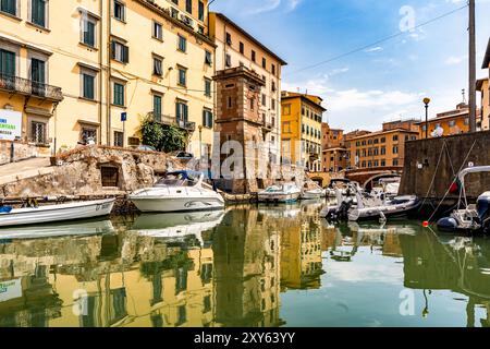 Ein Kanal (so genannter 'fossi') mit Anlegebooten im Viertel Venezia Nuova, von Ponte di Marmo aus gesehen, Livorno, Italien Stockfoto