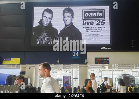 Waterloo, London. August 2024. Ein digitales Board am Bahnhof Waterloo mit den Brüdern Liam und Noel Gallagher , wie die Manchester-Band Oasis ankündigte, dass sie nach 15 Jahren mit einer Reihe von Konzerten im Jahr 2025 wieder zusammenkommen werden, darunter im Wembley-Stadion Credit: Amer Ghazzal/Alamy Live News Stockfoto