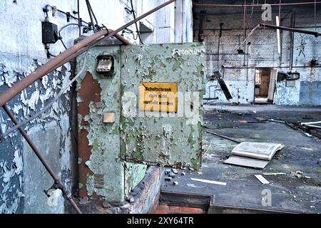 Fabrikhalle in einer stillgelegten Fabrik Stockfoto