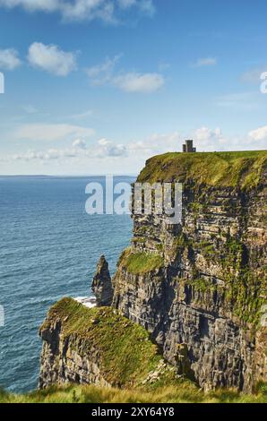 Blick auf O' Brien's Tower bei Cliffs of Moher, berühmtes Touristenziel in Irland Stockfoto