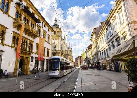 Österreich, 06 19 2016 : Blick auf die Herrengasse Hauptstraße in der Innenstadt Straßenbahn durch die Straße historische Gebäude, Europa Stockfoto