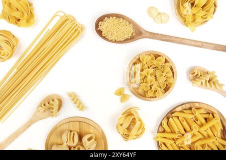 Ein Foto von verschiedenen Arten von Nudeln, wie Spaghetti, Penne, Fusilli und andere, bilden einen Rahmen, geschossen von oben auf weißem Hintergrund Stockfoto