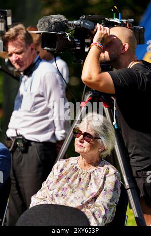 Kopenhagen, Dänemark. August 2024. Pia Kjaersgaard hört zu, wenn Parteivorsitzender Morten Messerschmidt und neuer Einwanderungssprecher Mikkel Bjoern die Pressekonferenz der Dänischen Volkspartei im Zusammenhang mit dem Sommergruppentreffen der Partei am Mittwoch, den 28. August 2024, im Fredensborg Store Kro veranstalten. (Foto: Liselotte Sabroe/Ritzau Scanpix) Credit: Ritzau/Alamy Live News Stockfoto