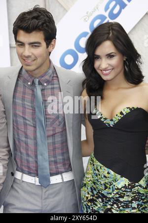 Joe Jonas und Demi Lovato bei der Premiere von „Oceans“ in Los Angeles am 17. April 2010 im El Capitan Theater in Hollywood, USA Stockfoto