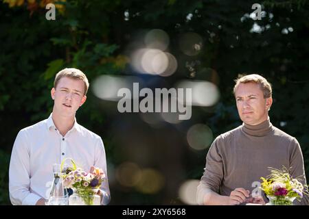 Kopenhagen, Dänemark. August 2024. Parteivorsitzender Morten Messerschmidt und neuer Einwanderungssprecher Mikkel Bjoern während der Pressekonferenz der Dänischen Volkspartei im Zusammenhang mit dem Sommergruppentreffen der Partei im Fredensborg Store Kro, Mittwoch, den 28. August 2024. (Foto: Liselotte Sabroe/Ritzau Scanpix) Credit: Ritzau/Alamy Live News Stockfoto