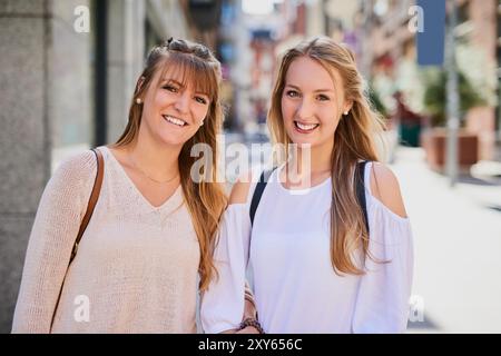 Freunde, Frauen und glücklich in der Stadt für Porträt, Ausflug und Wiedersehen in Australien. Schwestern, lieben oder lächeln Sie auf dem Bürgersteig, um sich auf die Reise zu begeben, sich zu verbinden und bereit zu sein Stockfoto