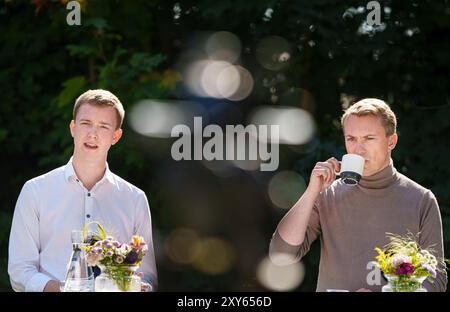 Kopenhagen, Dänemark. August 2024. Parteivorsitzender Morten Messerschmidt und neuer Einwanderungssprecher Mikkel Bjoern während der Pressekonferenz der Dänischen Volkspartei im Zusammenhang mit dem Sommergruppentreffen der Partei im Fredensborg Store Kro am Mittwoch, 28. August 2024. (Foto: Liselotte Sabroe/Ritzau Scanpix) Credit: Ritzau/Alamy Live News Stockfoto