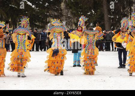 Razlog, Bulgarien, 14. Januar 2017: Menschen in hellen Kostümen tanzen beim Festival Starchevata, Europa Stockfoto