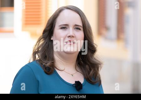 Dresden, Deutschland. August 2024. Ricarda lang, Bundesvorsitzende des Bündnis 90/die Grünen, steht bei einer Wahlkampagne ihrer Partei am Schillerplatz. Quelle: Sebastian Kahnert/dpa/Alamy Live News Stockfoto