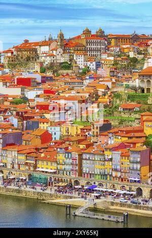 Porto, Portugal Altstadt Ribeira Antenne Promenadenblick mit bunten Häusern, Flusskreuzfahrten auf dem Douro und Boote Stockfoto