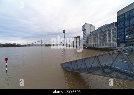 Überflutete Metalltreppe im Medienhafen Düsseldorf bei Hochwasser Stockfoto