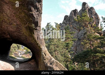 Wanderweg durch einen Felsen an der Teufelsmauer im Nationalpark Harz Stockfoto