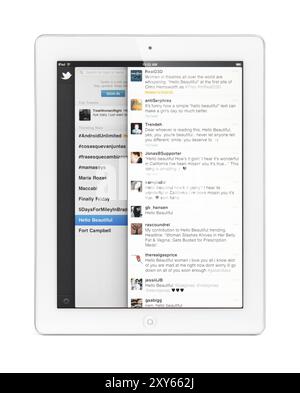 Apple iPad 2 Tablet-Computer mit Twitter, Social Networking-Dienst auf dem Display. Isoliert mit Beschneidungspfad auf weißem Hintergrund Stockfoto