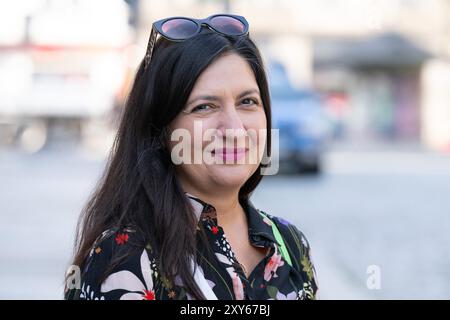 Dresden, Deutschland. August 2024. Pegah Edalatian, stellvertretende Landesvorsitzende des Bündnis 90/die Grünen, steht bei einem Wahlkampf für ihre Partei am Schillerplatz. Quelle: Sebastian Kahnert/dpa/Alamy Live News Stockfoto