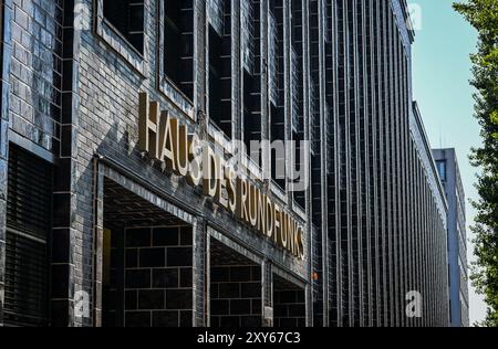 Berlin, Deutschland. August 2024. Das Haus des Rundfunks auf der Masurenallee. Der Rundfunk Berlin-Brandenburg (RBB) will seinen Berliner Sendeturm verkaufen und in das Haus des Rundfunks einziehen. Quelle: Jens Kalaene/dpa/Alamy Live News Stockfoto