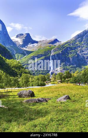 Weg zur Briksdal Gletscher Briksdalsbreen oder in Olden, Norwegen mit grünen Berge, Schnee und Wasserfall Stockfoto