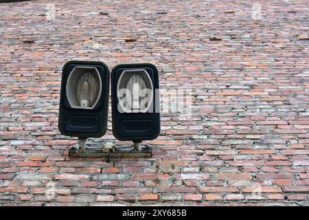 Alte Lampen an der Fassade eines verlassenen Lagerhauses im Magdeburger Hafen Stockfoto