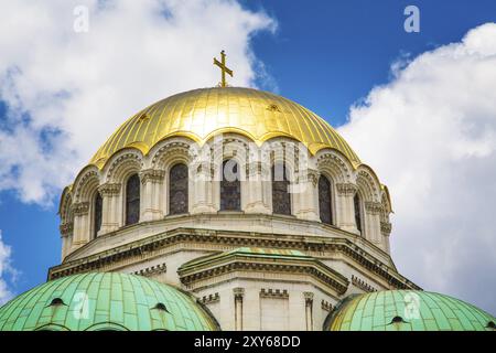 Architektonische Details, goldene Kuppel der St. Alexander Newski Kathedrale im Zentrum von Sofia, Hauptstadt von Bulgarien gegen den blauen Himmel bewölkt Stockfoto