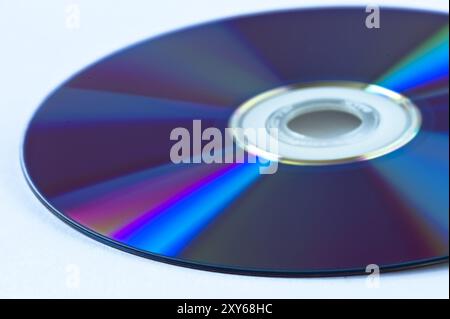 CD vor weißem Hintergrund Stockfoto