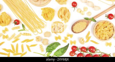 Ein Panorama der italienischen Pasta auf einem weißen Hintergrund. Spaghetti, pappardelle, orzo, farfalle und andere Arten, mit Tomaten und Basilikum Stockfoto