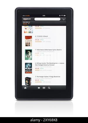 Kindle Fire Tablet Computer E-Book Reader mit Amazon Buchladen auf seinem Display isoliert auf weißem Hintergrund mit Beschneidungspfad Stockfoto