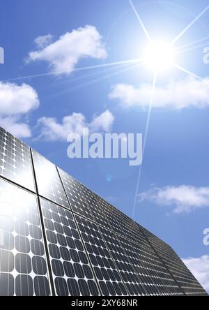 Solar-Panel unter blauem Himmel hell erleuchtet von der Sonne Stockfoto