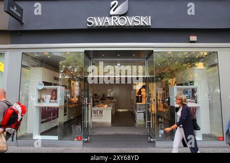 BERLIN, DEUTSCHLAND - 27. AUGUST 2014: Menschen kaufen im Swarovski Juweliergeschäft am berühmten Kurfürstendamm (Ku'Damm) in Berlin ein. Stockfoto