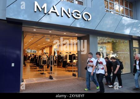 BERLIN, DEUTSCHLAND - 27. AUGUST 2014: Menschen kaufen im Mango-Modegeschäft am berühmten Kurfürstendamm (Ku'Damm) in Berlin ein. Stockfoto