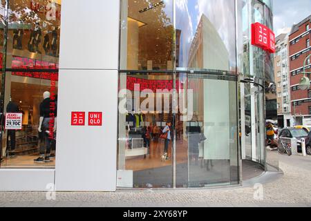 BERLIN, DEUTSCHLAND - 27. AUGUST 2014: Im Uniqlo-Modegeschäft am berühmten Kurfürstendamm (Ku'Damm) in Berlin einkaufen. Stockfoto