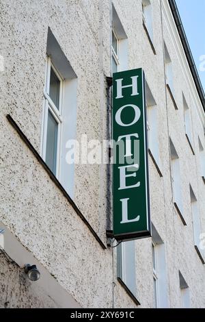 Melden Sie sich an der Fassade eines Hotels Stockfoto