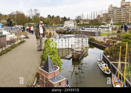 Haag, Niederlande, 8. April 2016: Menschen in Madurodam, Holland Park und Touristenattraktion in den Haag, Niederlande Stockfoto
