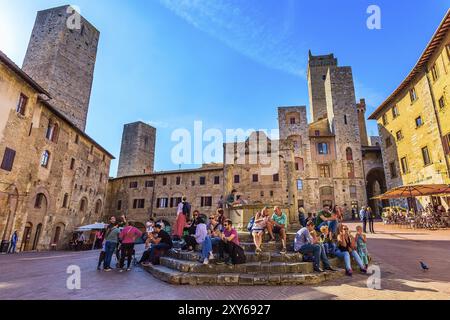 San Gimignano, Toskana, Italien, 25. Oktober 2018: Alter Medeivalsplatz und Türme in der typischen toskanischen Stadt, beliebtes Touristenziel, Europa Stockfoto