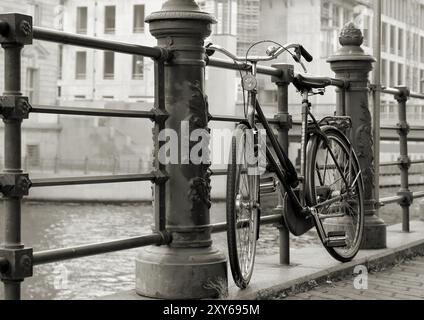 Fahrrad auf einer Uferpromenade entlang der Spree in Berlin Stockfoto