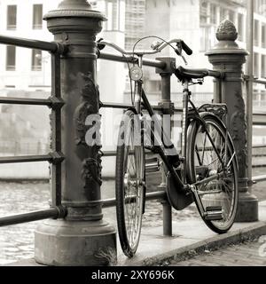 Geparkte Fahrräder am Spreeufer in Berlin Stockfoto