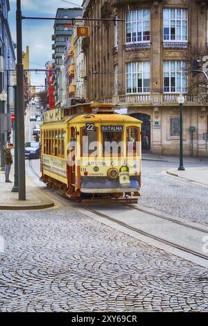 Porto, Portugal - April 1, 2018: Altstadt street view mit gelben vintage Straßenbahn Stockfoto