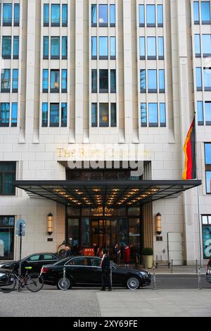 BERLIN, DEUTSCHLAND - 26 AUGUST, 2014: die Menschen besuchen Ritz-Carlton Hotel in Berlin. Das Unternehmen verfügt über 130 Hotels in 30 Ländern. Stockfoto