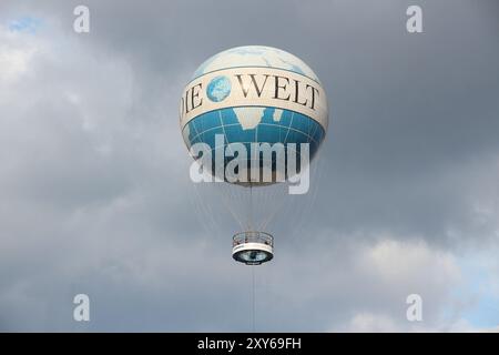 BERLIN, DEUTSCHLAND - 26. AUGUST 2014: Touristen besuchen das Observatorium an Bord eines gefesselten Heißluftballons in Berlin. Der Ballon wirbt für die Welt, Newspap Stockfoto