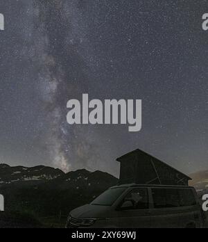 Nächtlicher Sternenhimmel über dem Furka-Pass in den Schweizer Alpen. Das Nachtfoto zeigt die Sterne der Milchstraße und Sternschnuppen. Obergoms, Wallis Stockfoto