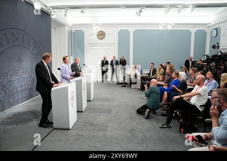 Kopenhagen, Dänemark. August 2024. Premierministerin Mette Frederiksen, stellvertretender Premierminister und Verteidigungsminister Troels Lund Poulsen und Außenminister Lars Loekke Rasmussen halten am Mittwoch, 28. August 2024, in Kopenhagen eine Pressekonferenz über die bevorstehende politische Saison ab. (Foto: Mads Claus Rasmussen/Scanpix 2024) Credit: Ritzau/Alamy Live News Stockfoto