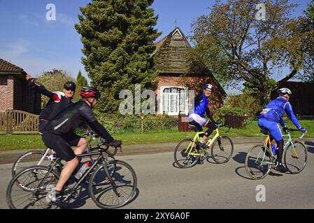 Europa, Deutschland, Metropolregion Hamburg, Stadtteil Stade, Radfahrer, Gruppe vor dem alten Bauernhaus, Hamburg, Hamburg, Bundesrepublik Deutschland, Stockfoto