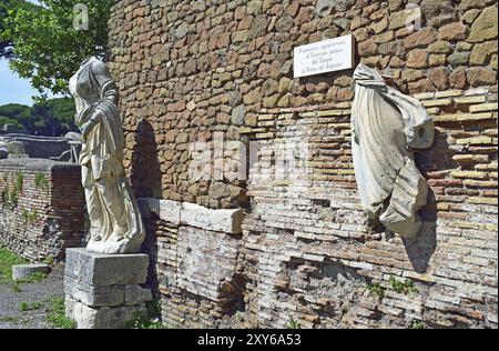 Fragmente von Skulpturen aus dem Tempel von Roma und Augusto Stockfoto