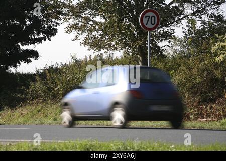 Geschwindigkeit vor einem Schild mit 70 km/h Stockfoto