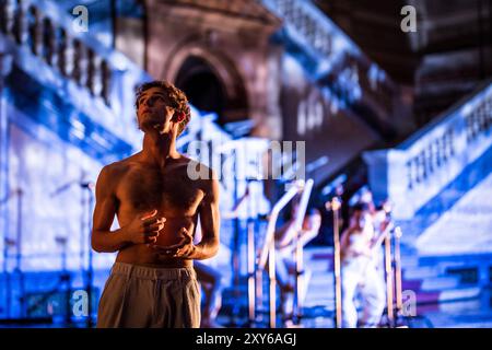 Prag, Tschechische Republik. Fotografierte Rehersal am 27. August 2024. Prag, Tschechische Republik. August 2024. Das gemeinsame Projekt DEKKADANCERS und die Tschechische Philharmonie - Aufführung mit gesprochenem Wort über Freiheit und Wissen - Jonathan Livingston Möwe nach dem Kultwerk von Richard David Bach Premiere findet am 28. August 2024 im Rudolfinum - Zeremonie Hall in Prag, Tschechische Republik statt. Fotografierte Rehersal am 27. August 2024. Quelle: Jaroslav Svoboda/CTK Photo/Alamy Live News Stockfoto