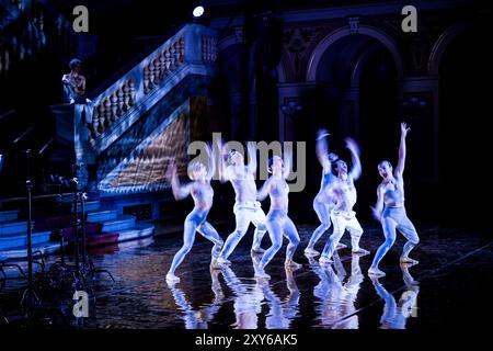 Prag, Tschechische Republik. Fotografierte Rehersal am 27. August 2024. Prag, Tschechische Republik. August 2024. Das gemeinsame Projekt DEKKADANCERS und die Tschechische Philharmonie - Aufführung mit gesprochenem Wort über Freiheit und Wissen - Jonathan Livingston Möwe nach dem Kultwerk von Richard David Bach Premiere findet am 28. August 2024 im Rudolfinum - Zeremonie Hall in Prag, Tschechische Republik statt. Fotografierte Rehersal am 27. August 2024. Quelle: Jaroslav Svoboda/CTK Photo/Alamy Live News Stockfoto