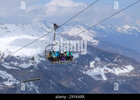 VALLOIRE, FRANKREICH - 24. MÄRZ 2015: Besucher fahren den Aufzug im Bahnhof Galibier-Thabor in Frankreich hinauf. Der Bahnhof befindet sich in Valmeinier und Valloire A Stockfoto