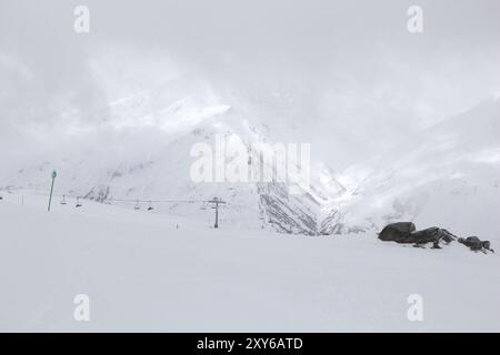 Skigebiet im Nebel in Frankreich. Skifahren in den französischen Alpen. Valmeinier Skigebiet in Europa. Stockfoto