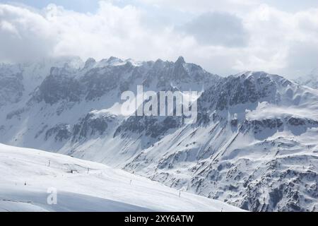 Schneebedeckte Berge in den französischen Alpen. Galibier-Thabor Skigebiet in Valmeinier und Valloire. Massif des Cerces im Departement Savoie von Rho Stockfoto