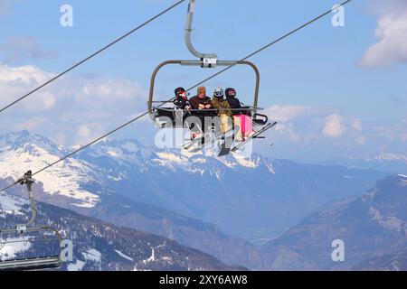 VALLOIRE, Frankreich - 24. MÄRZ 2015: Skifahrer gehen bis der Lift in Galibier-Thabor Station in Frankreich. Der Bahnhof ist in Valmeinier und Valloire entfernt und h Stockfoto