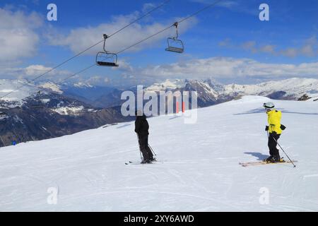 VALLOIRE, Frankreich - 24. MÄRZ 2015: Skifahrer den Schnee geniessen in Galibier-Thabor Station in Frankreich. Der Bahnhof ist in Valmeinier und Valloire entfernt und h Stockfoto