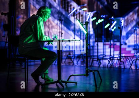 Prag, Tschechische Republik. Fotografierte Rehersal am 27. August 2024. Rudolfinum, Prag. August 2024. Das gemeinsame Projekt DEKKADANCERS und die Tschechische Philharmonie - Aufführung mit gesprochenem Wort über Freiheit und Wissen - Jonathan Livingston Möwe nach dem Kultwerk von Richard David Bach Premiere findet am 28. August 2024 im Rudolfinum - Zeremonie Hall in Prag, Tschechische Republik statt. Schauspieler Jiri Labus während der Repressalien in Rudolfinum, Prag, Tschechische Republik, 27. August 2024. Quelle: Jaroslav Svoboda/CTK Photo/Alamy Live News Stockfoto